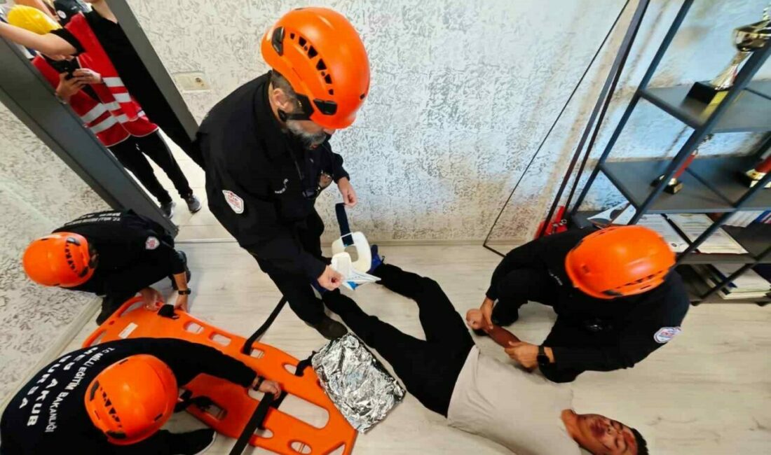 Bursa’da gerçeğini aratmayan tatbikat Atatürk Mesleki ve Teknik Anadolu Lisesi’nde öğrencilerin de katıldığı deprem