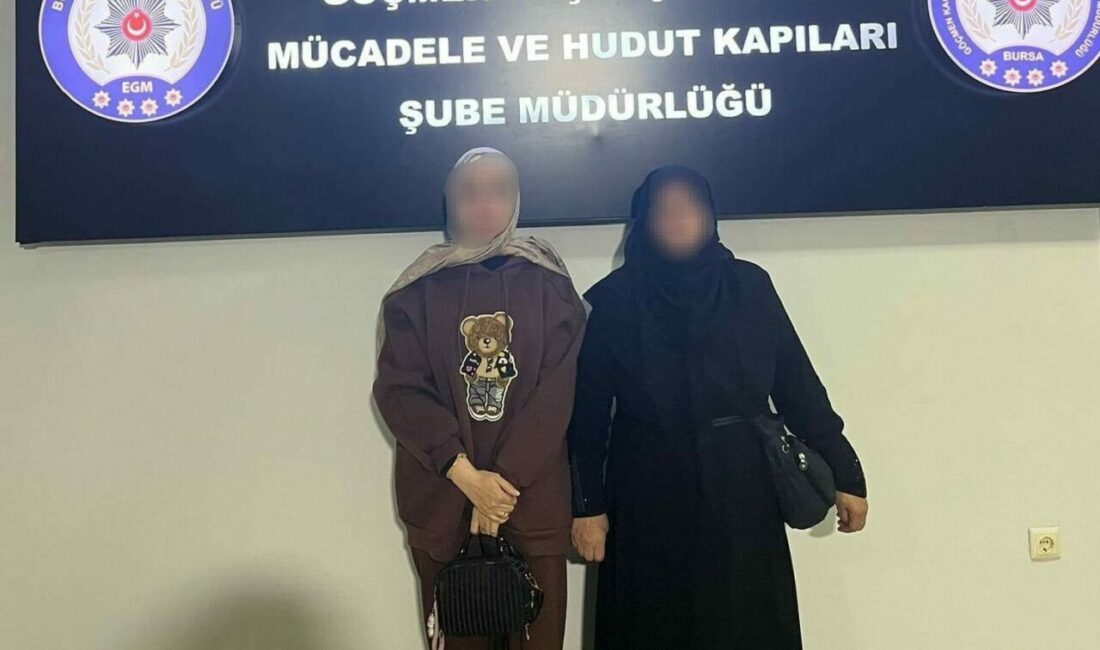 Bursa’da göçmen kaçakçılığına geçit yok Bursa’da bir ticari araca yapılan polis operasyonunda 2 kaçak göçmen