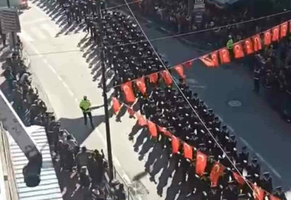 Bursa’da gurur veren görüntüler Bursa’daki 29 Ekim Cumhuriyet Bayramı törenlerine Işıklar Astsubay Okulu öğrencilerinin