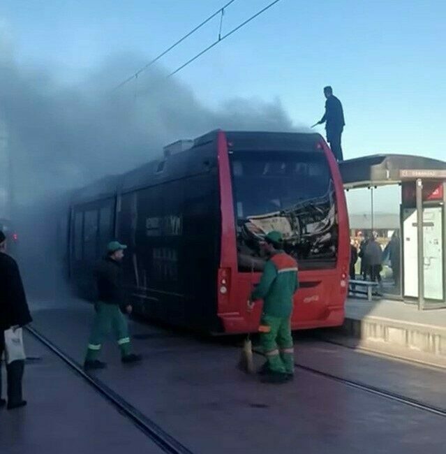 Bursa’nın Osmangazi ilçesinde seyir halindeyken arıza yapan “İpek Böceği” tramvayında