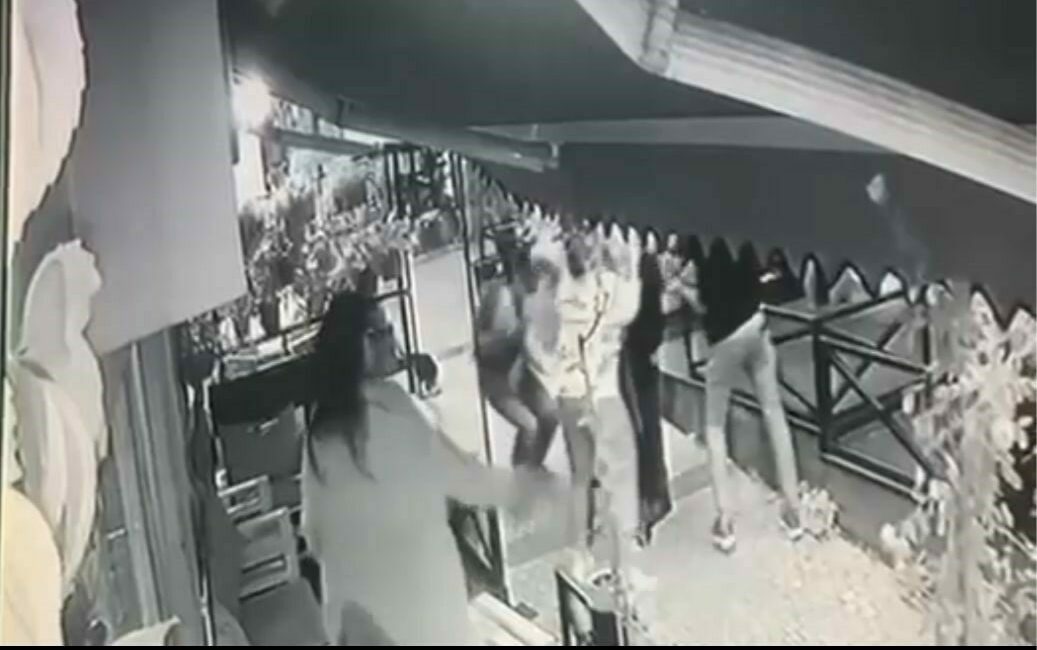 Bursa’da kafeye alınmadığı için 4 kişiyi vuran saldırgan yakalandı Bursa’nın Yıldırım ilçesinde, alkollü olduğu gerekçesiyle kafeye alınmayan bir kişi,