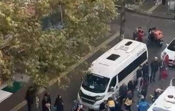 Bursa’da yağışlı havanın etkisiyle kaygan yolda dengesini kaybeden kurye düştü.