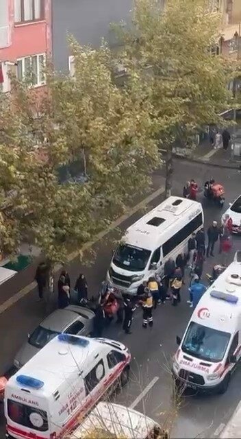 Bursa’da kaygan yolda dengesini kaybeden kurye düştü Bursa’da yağışlı havanın etkisiyle kaygan yolda dengesini kaybeden kurye düştü.