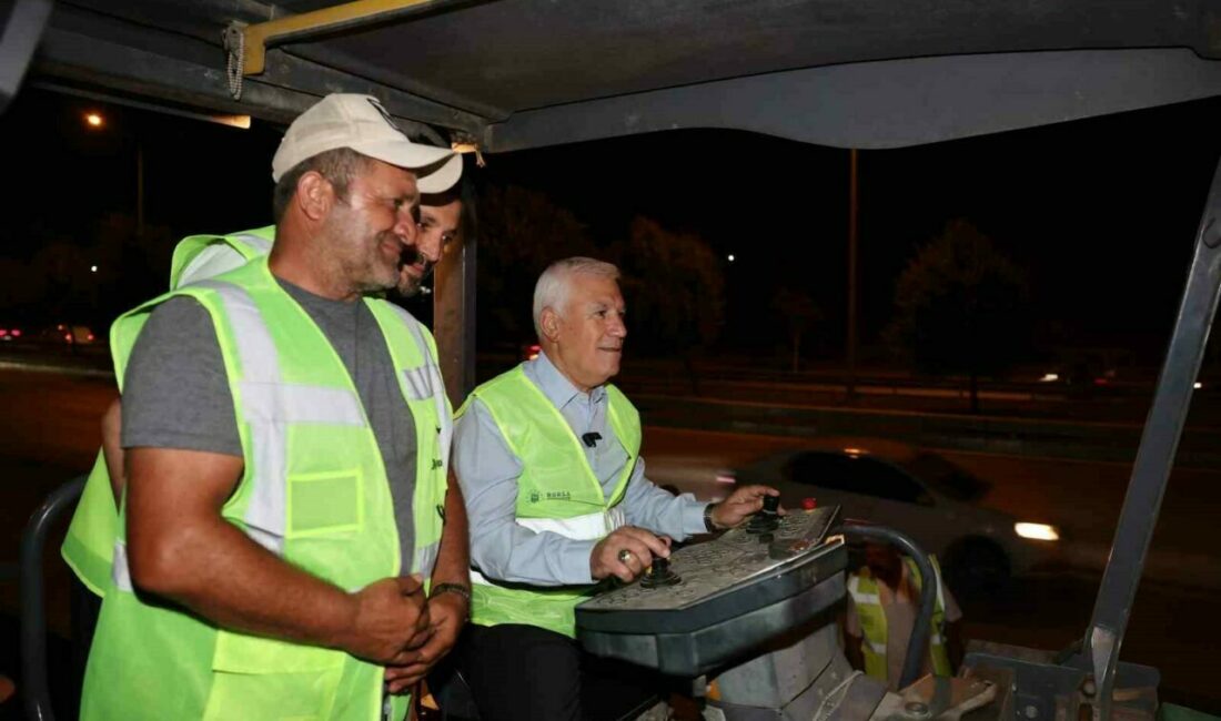 Bursa’da konforlu ulaşım için 150 bin ton sıcak asfalt döküldü Bursa Büyükşehir Belediyesi, yaz dönemi boyunca toplam 285 kilometre sathi