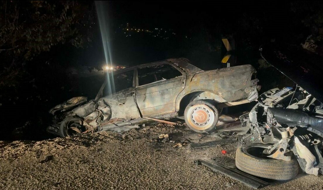 Bursa’da korkunç kaza: Araç alev aldı, yangın ormana sıçradı Bursa’nın Nilüfer ilçesi Demirci Mahallesi’nde iki otomobilin kafa kafaya çarpışması