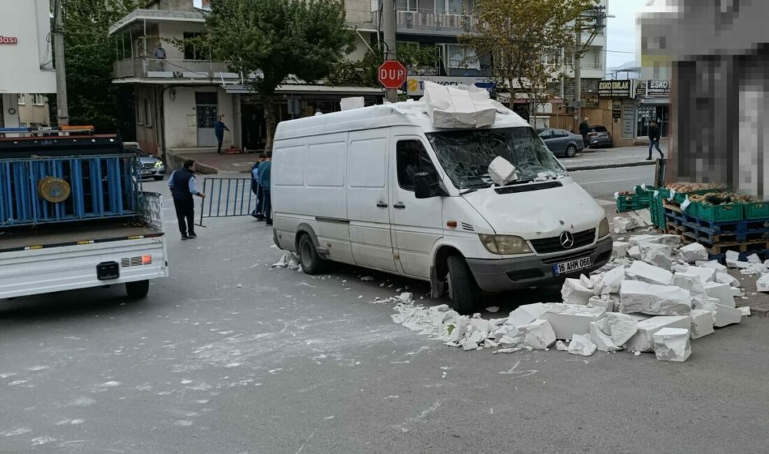 Bursa’da lodos: Otomobilin üzerine ağaç devrildi, o anlar kameraya yansıdı Bursa’da sabah saatlerinden itibaren başlayan lodos kenti olumsuz etkiledi. Saatte
