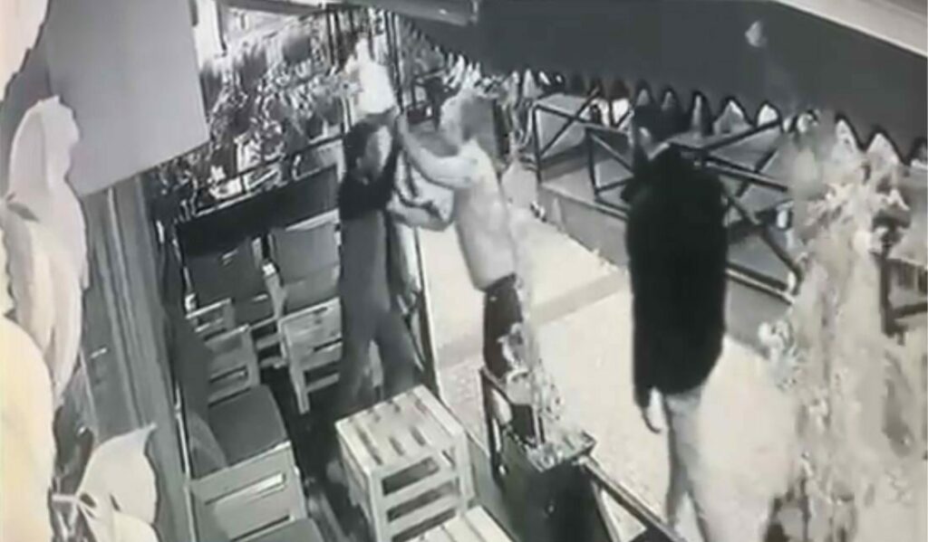 Bursa’da mekana alınmayan alkollü şahıs dehşet saçtı: 4 yaralı Bursa’nın Yıldırım ilçesindeki kafeler sokağında, alkollü olduğu gerekçesiyle bir mekana