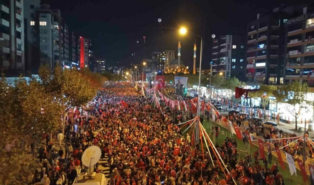 Bursa’da onbinlerce kişi Cumhuriyet coşkusuna ortak oldu Bursa Büyükşehir Belediyesi ve Nilüfer Belediyesi tarafından düzenlenen “Cumhuriyet Yürüyüşü”ne
