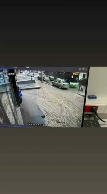 Bursa’da yaşanan iki ayrı kaza anı güvenlik kamerasına yansıdı. Belediye