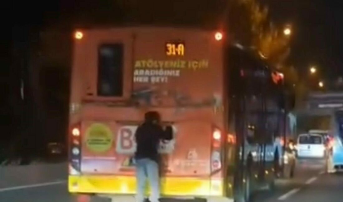 Bursa’da otobüsün arkasında tehlikeli yolculuk Bursa’da otobüsün arkasına tutunarak patenle yolculuk yapan genç, trafikte tehlike