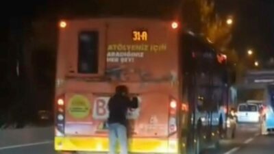 Bursa’da otobüsün arkasına tutunarak patenle yolculuk yapan genç, trafikte tehlike