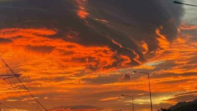 Bursa’da sabah saatlerinde gökyüzünde beliren sıra dışı bulut oluşumu şehrin