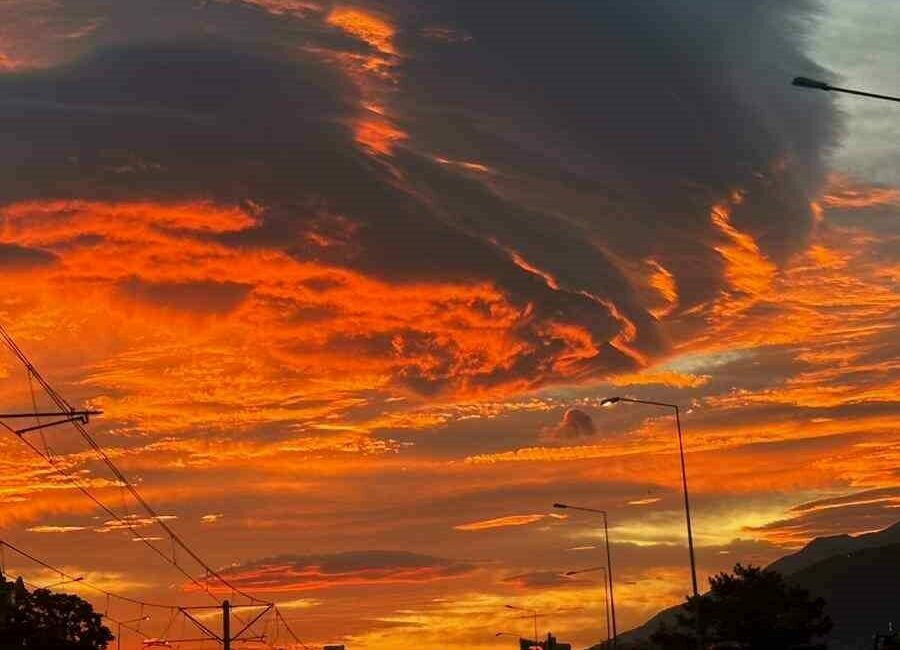 Bursa’da sabah saatlerinde gökyüzünde beliren sıra dışı bulut oluşumu şehrin