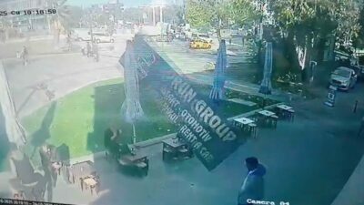 Bursa’da kafede oturan iki kişi, lodosun etkisiyle yerinden koparak düşen