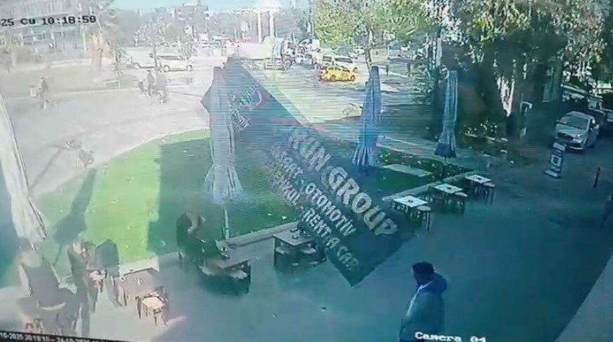 Bursa’da şiddetli lodos tabelayı uçurdu: Kafedeki 2 kişi tabelanın altında kalmaktan son anda kurtuldu Bursa’da kafede oturan iki kişi, lodosun etkisiyle yerinden koparak düşen
