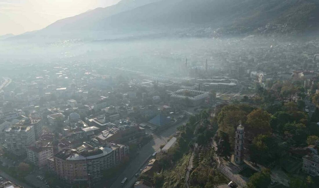 Bursa’da tarihi mekanlar, sisler arasından görüntülendi Bursa’da etkili olan yoğun sis, kartpostallık görüntüler ortaya koydu. Bursa’nın