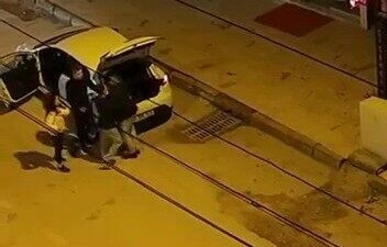 Bursa’nın Nilüfer ilçesinde bir erkek, tartıştığı kadını yol ortasında sürükledi.