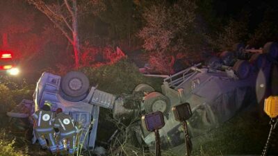Bursa’da tırın şarampole yuvarlandığı kazada 2 kişi yaralandı. Kaza, saat