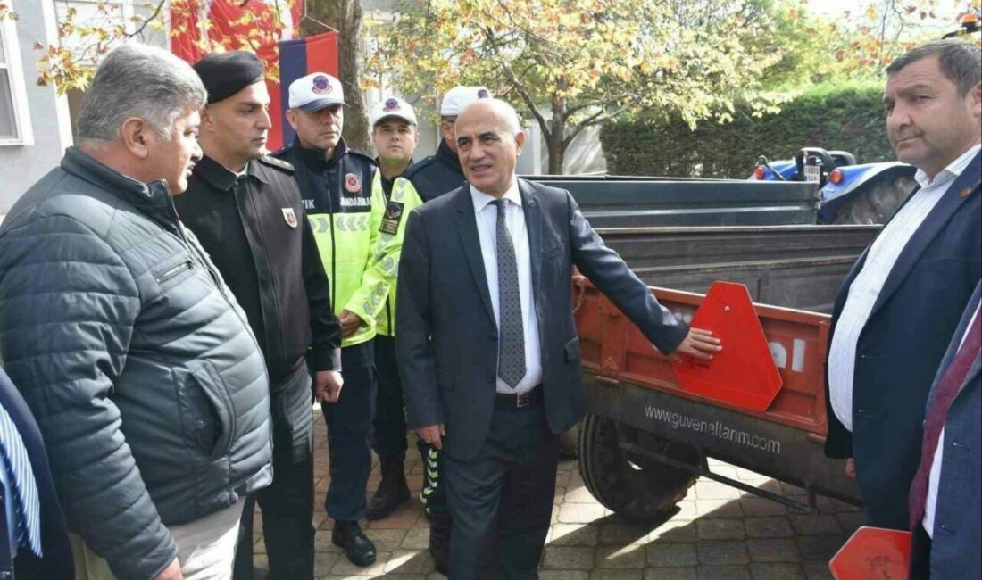 Bursa’da, “Trafikte Görünür Ol” projesi çerçevesinde traktör kullanıcılarına ekipman desteği Traktörlerin karışabileceği muhtemel kazaları azaltmak ve vatandaşlarda farkındalık oluşturmak amacıyla