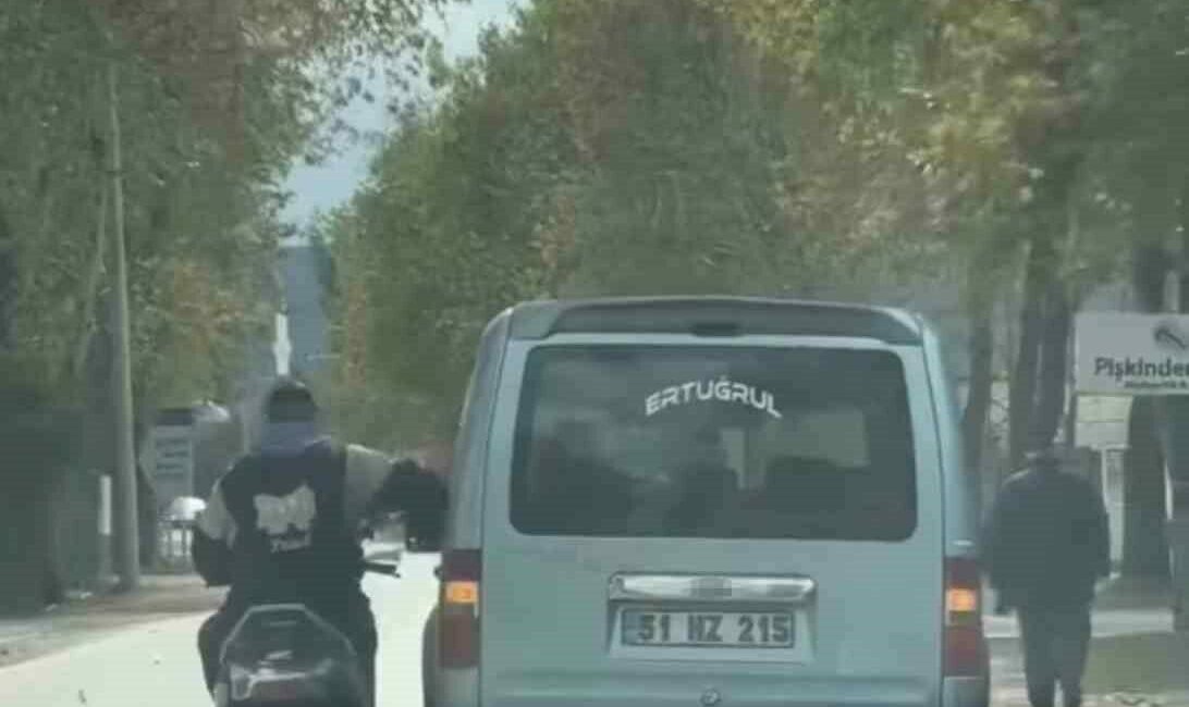 Bursa’da trafikte tehlikeli anlar kamerada: Sohbet etmek için seyir halindeki araca yaslandı Bursa’da bir motosiklet sürücüsü seyir halindeki arkadaşıyla sohbet etmek için,