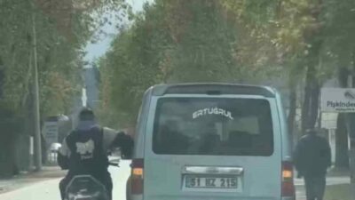 Bursa’da bir motosiklet sürücüsü seyir halindeki arkadaşıyla sohbet etmek için,