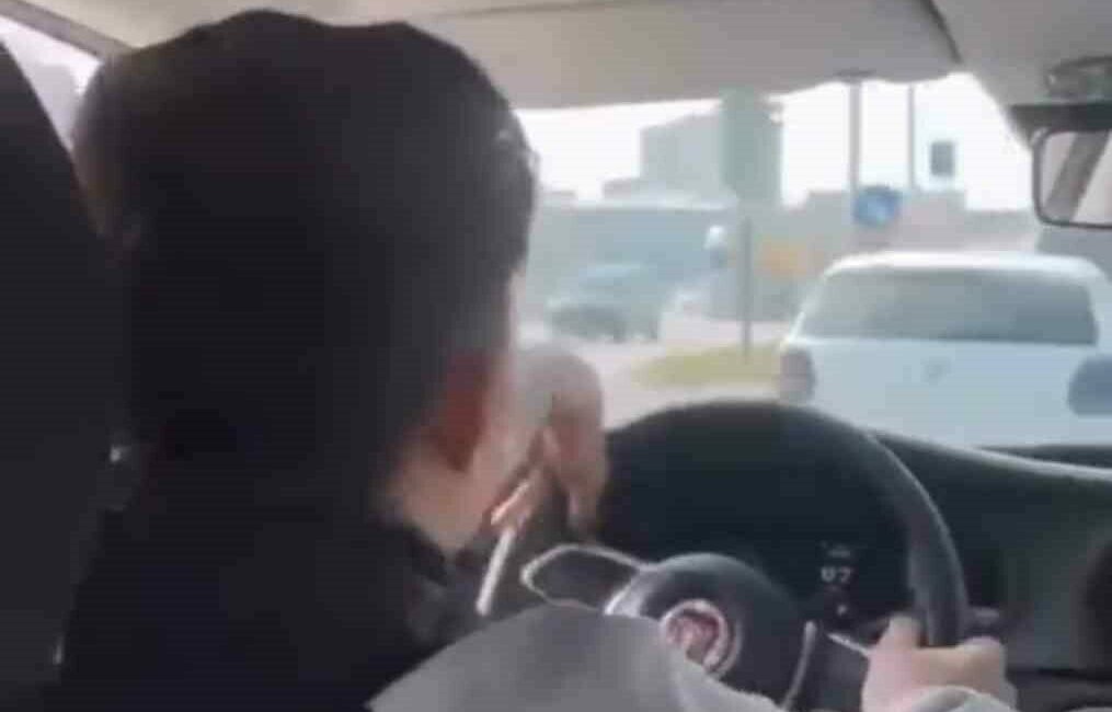 Bursa’da trafiğin yoğun olduğu ana yolda bir otomobil sürücüsü, trafikte