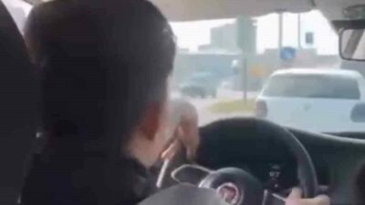 Bursa’da trafiğin yoğun olduğu ana yolda bir otomobil sürücüsü, trafikte