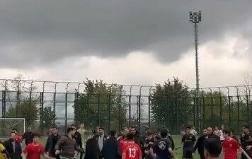 Bursa’da oynanan Milletspor U16-Hacivatspor U16 karşılaşmasında futbolcular ve teknik heyetler