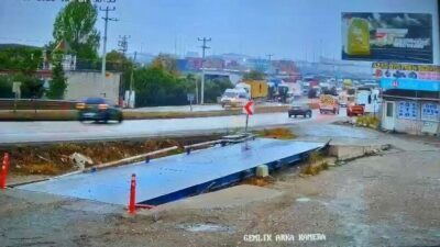 Bursa’nın Gemlik ilçesinde otomobil, yol kenarında park halindeki tır ile