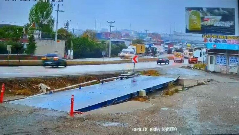 Bursa’nın Gemlik ilçesinde otomobil, yol kenarında park halindeki tır ile