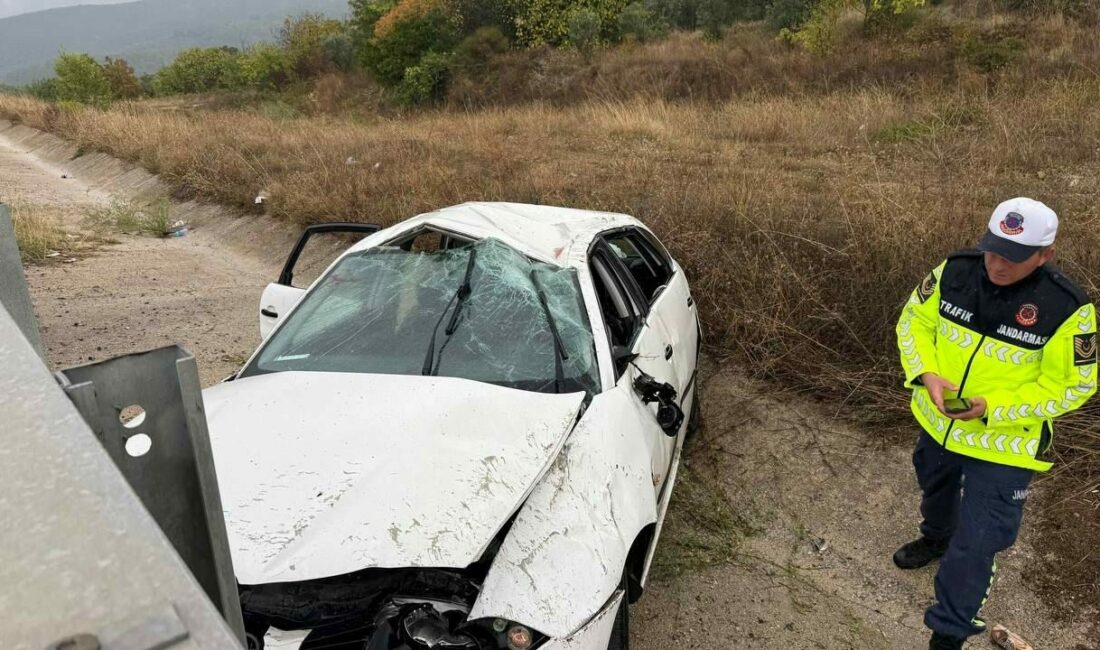 Bursa’da yoğun yağışla gelen kaza: 4 yaralı Bursa’nın İznik ilçesine bağlı Derbent Mahallesi yakınlarında İznik Yenişehir yolu
