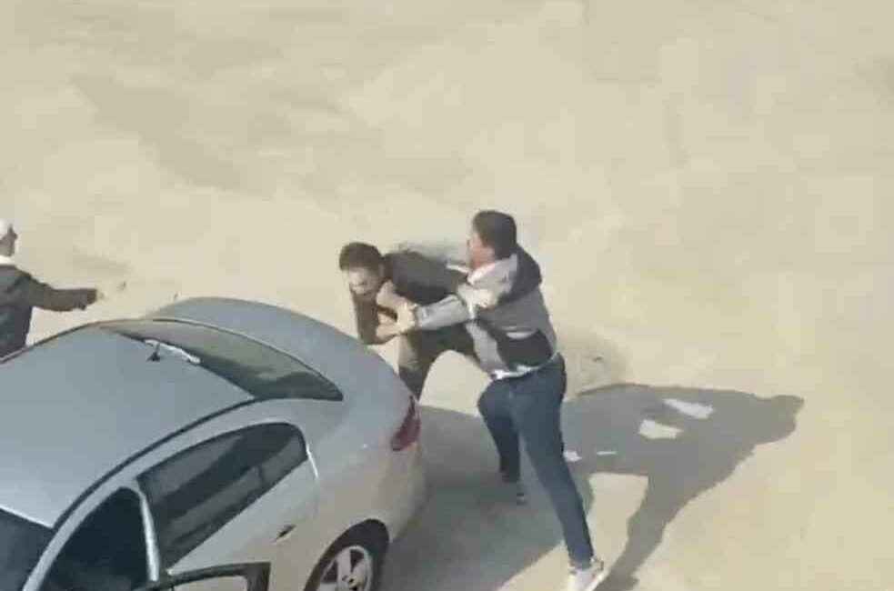 Bursa’da yol kavgası karıştı: Sopalar, yumruklar, terlikler havada uçuştu Bursa’da iki sürücü arasında çıkan yol tartışması adeta meydan kavgasına