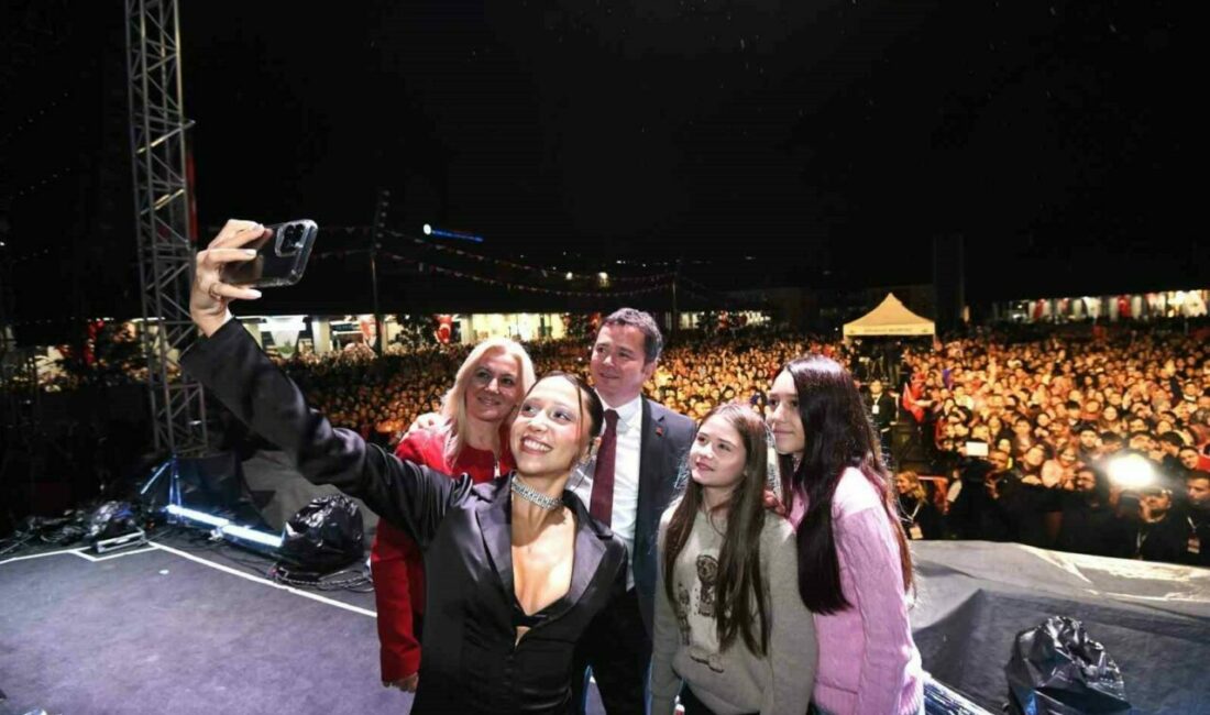 Bursa’da Zeynep Bastık’la Cumhuriyet coşkusu Osmangazi Belediyesi, 29 Ekim Cumhuriyet Bayramı kutlamaları kapsamında muhteşem bir