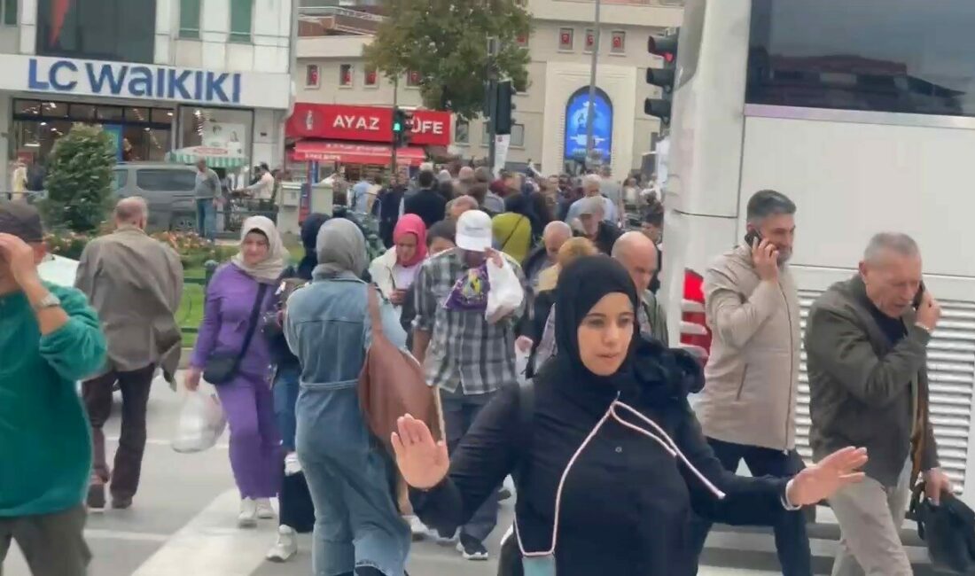 Bursalılar ayakta durmakta zorlandı Bursa’da sabah saatlerinden beri etkili olan lodos, giderek şiddetini hissettirmeye