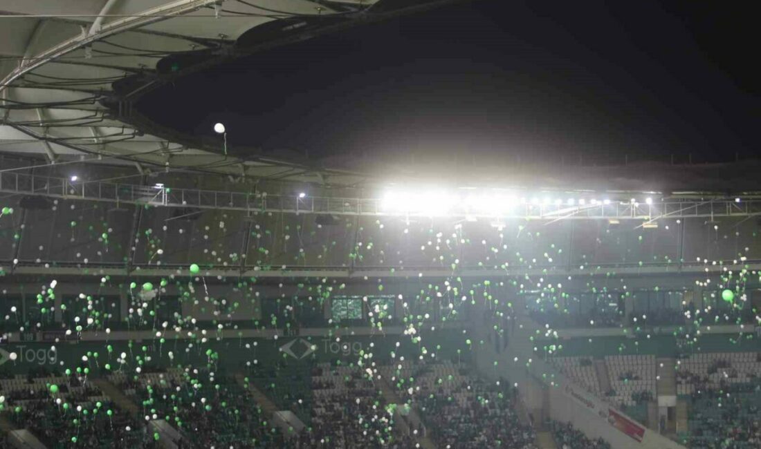 Bursaspor taraftarları minik Çağan Ata’nın mücadelesini kutladı Bursa’da mücadele ettiği hastalığı yenen minik Çağan Ata Taran için,