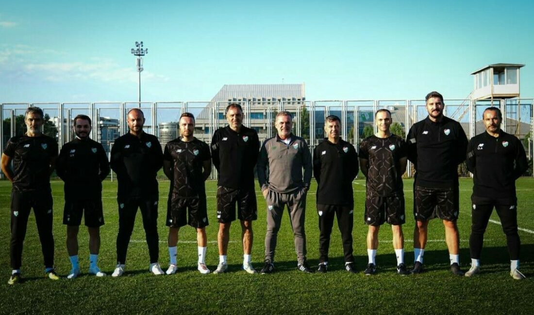 Bursaspor’da Tahsin Tam’ın ekibi belli oldu Bursaspor, yeni teknik direktör Tahsin Tam yönetimindeki teknik ekibini resmen