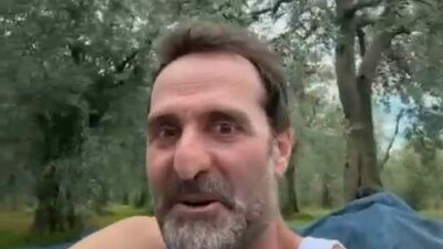 Ünlü oyuncu Timur Acar İznik’te satın aldığı zeytinlikte ilk hasadını