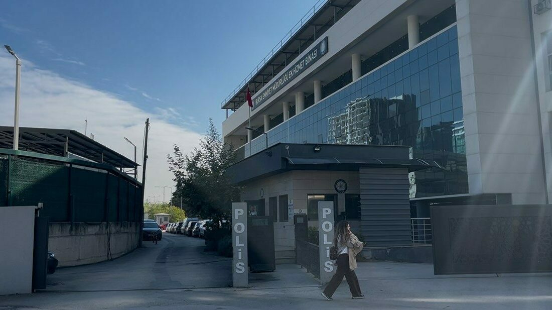 CHP’li eski belediye başkanı ve eşi 3 gün süren gözaltının ardından adliyeye sevk edildi CHP’li eski belediye başkanı ve 21 şüpheli adliyeye sevk edildi