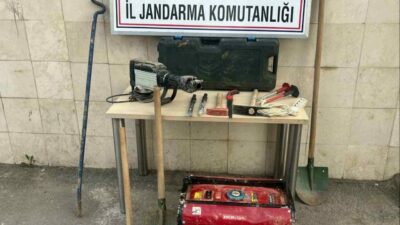 Bursa’nın Gemlik ilçesinde kaçak kazı yapan 4 kişi, jandarma ekipleri