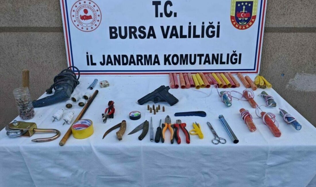 Definecilerin zulasından cephanelik çıktı Bursa’nın Kestel ilçesinde ormanlık alanda izinsiz kazı yaptığı tespit edilen