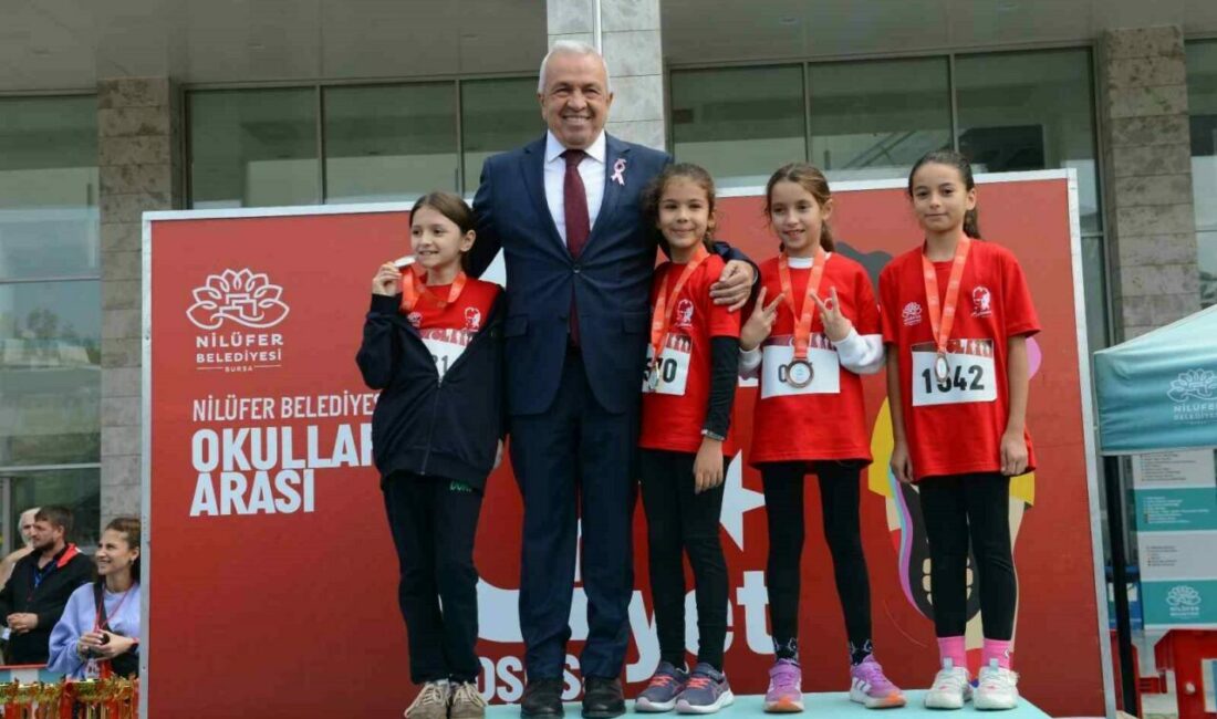 Dereceye girenler ödüllendirildi Nilüfer Belediyesi’nin Cumhuriyet’in 102. yılı kutlamaları çerçevesinde 55 okuldan bin