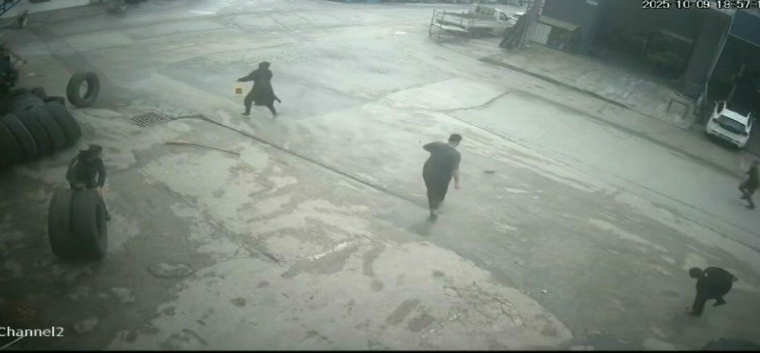 Fareyi süpürgeyle kovaladı, arkadaşı şut atar gibi tekme attı Bursa’da bir dükkâna giren fare, esnafı canından bezdirdi. Rafların arasında