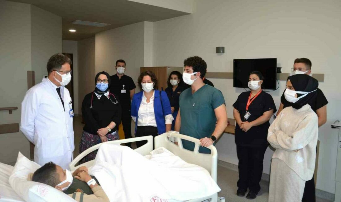 Fedakâr babadan oğluna en anlamlı hediye: 9 yaşındaki oğluna böbreğini verdi. Bursa Şehir Hastanesi’nde doğuştan genetik hastalığı nedeniyle 3 yıldır diyaliz