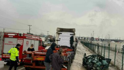 Bursa’nın Gemlik ilçesinde otomobil, yol kenarında park halindeki tır ile