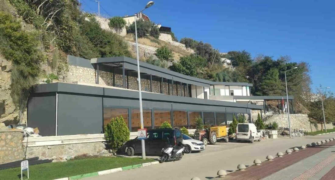 Gemlik’te milli emlak arazisinde tartışmalı inşaat Gemlik’te Milli Emlak’a ait arazide başlayan inşaat çalışması, kamuoyunda ciddi