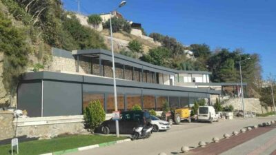 Gemlik’te milli emlak arazisinde tartışmalı inşaat Gemlik’te Milli Emlak’a ait arazide başlayan inşaat çalışması, kamuoyunda ciddi