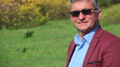 Bursa’nın Gemlik ilçesinde sahnede şarkı söylediği sırada kalp krizi geçiren