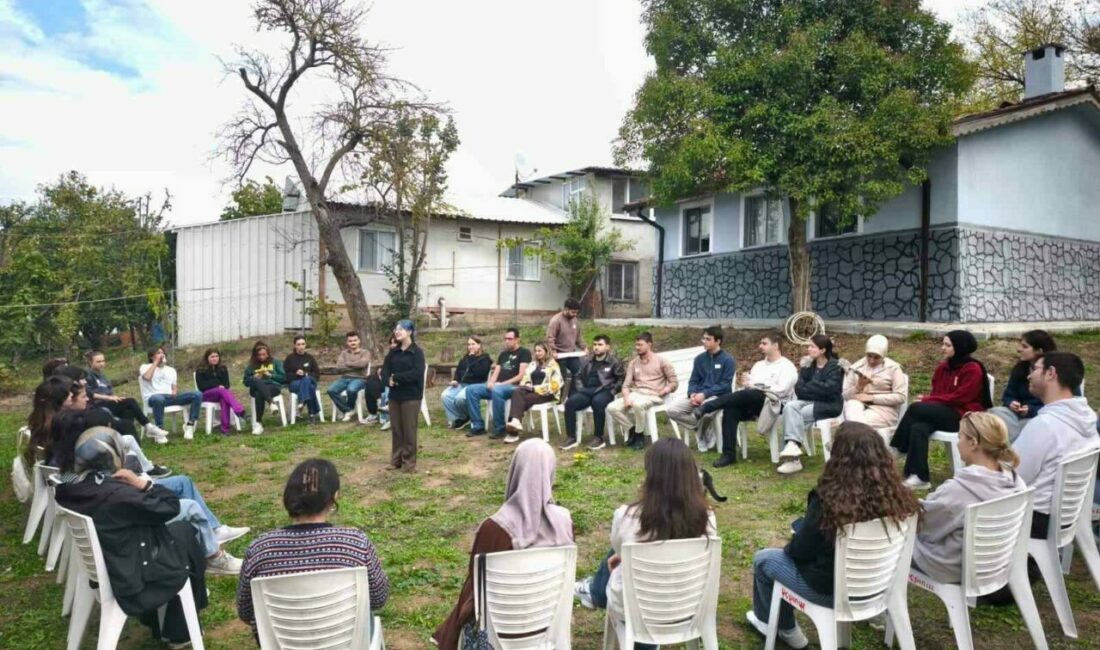 Gençler Nilüfer’in Üçpınar Mahallesi’nde bir araya geldi Nilüfer’in Üçpınar Mahallesi’nde düzenlenen etkinlikte bir araya gelen gençler; hem