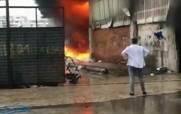 Bursa’nın Karacabey ilçesinde geri dönüşüm atölyesinde çıkan yangın, itfaiye ekiplerinin