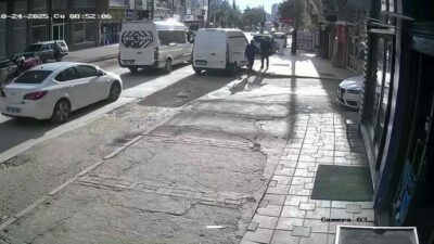 Bursa’nın Nilüfer ilçesinde, aracını park halinden çıkarmaya çalışan sürücü, cadde